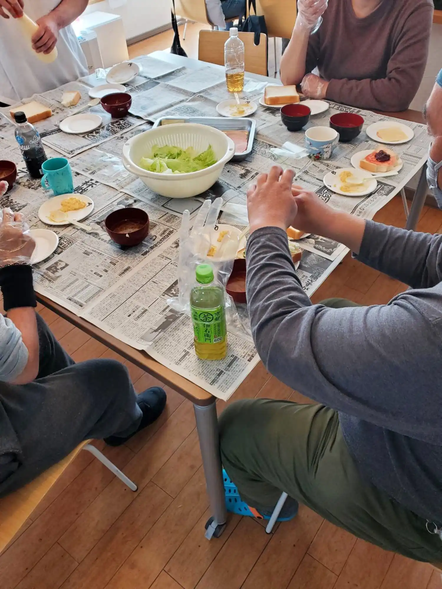 写真：昼食をみんなで作る食レクもあります！この日は好きな具材でサンドイッチ作り♪